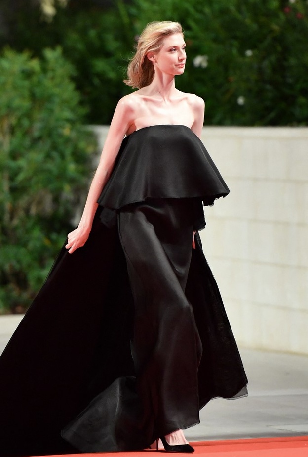 اطلالة اليزابيث ديبيكي في فستان ميدي كحلي 