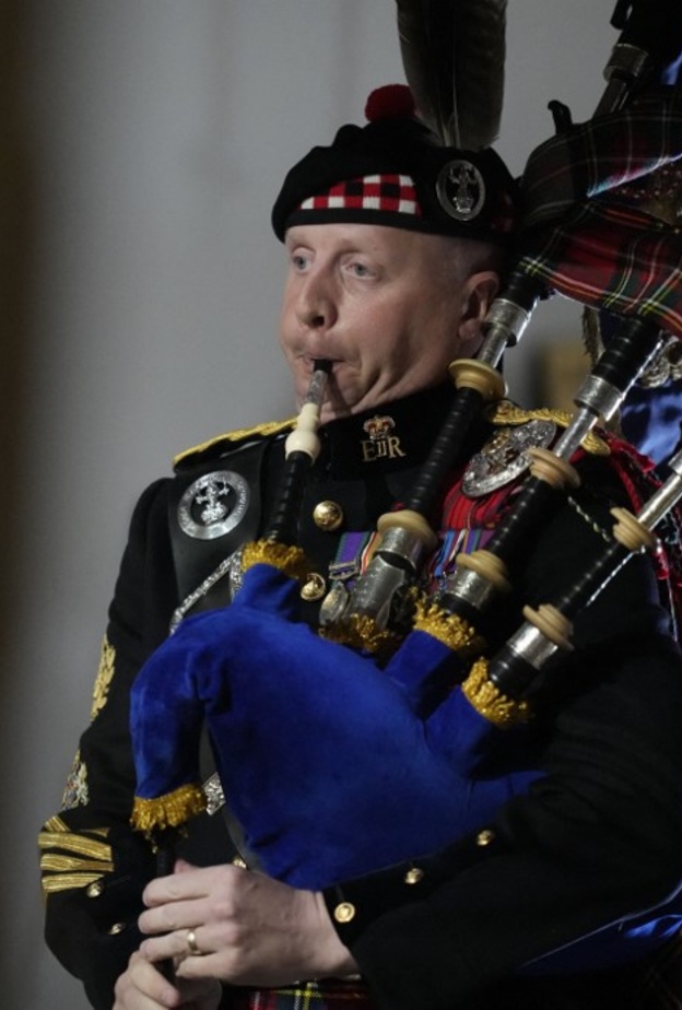 الملك تشارلز الثالث يٌعين "زمّارًا" لإيقاظه كل صباح