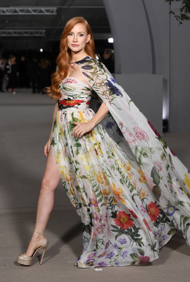 اطلالة Jessica Chastain بموضة الفستان المطبع بالورود من توقيع دار Oscar de la Renta