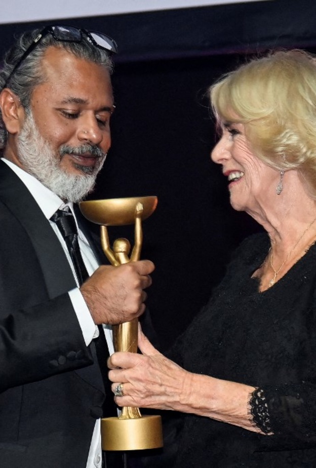 الملكة القرينة كاميلا باركر تٌسلم جائزة "بوكر" للرواية 