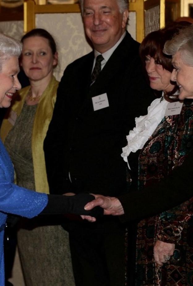  أنجيلا لانسبيري والملكة