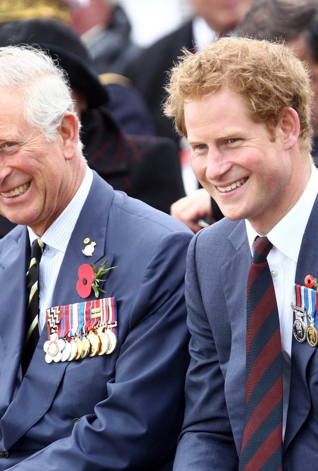 5 مواقف "ودودة" للأمير هاري مع والده الملك تشارلز الثالث