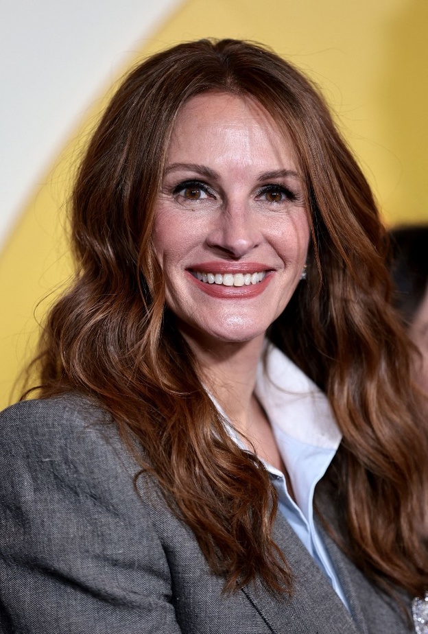 إطلالات جمالية مشرقة للمرأة الخمسينية من وحي جوليا روبرتس بمناسبة عيد ميلادها