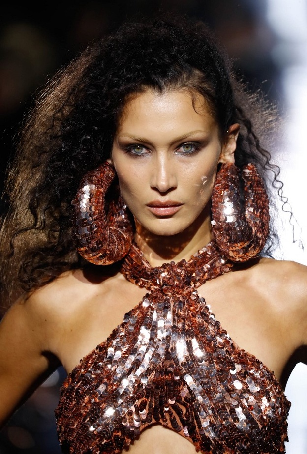 بيلا حديد تمشي خلال عرض أزياء توم فورد في أسبوع الموضة في نيويورك في سبتمبر 2022