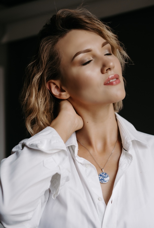 أفضل طرق تجميلية لعلاج تجاعيد الرقبة والحفاظ على شبابها