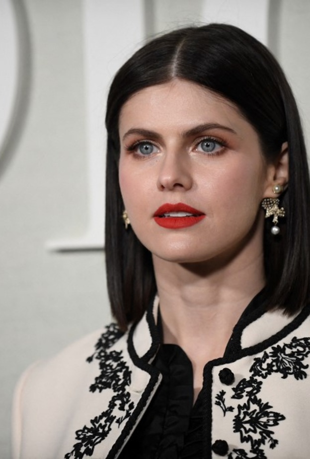 ألوان أحمر الشفاه المناسبة مع مكياج العيون الزرقاء على طريقة Alexandra Daddario