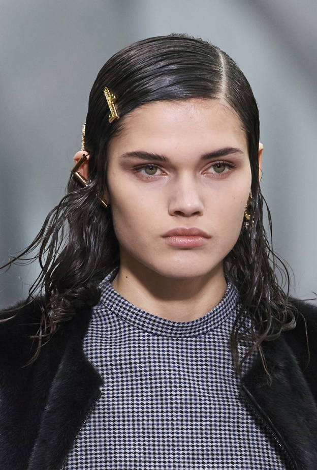 الشعر المبلل مع الدبابيس عند الغرة الجانبية من عرض Fendi