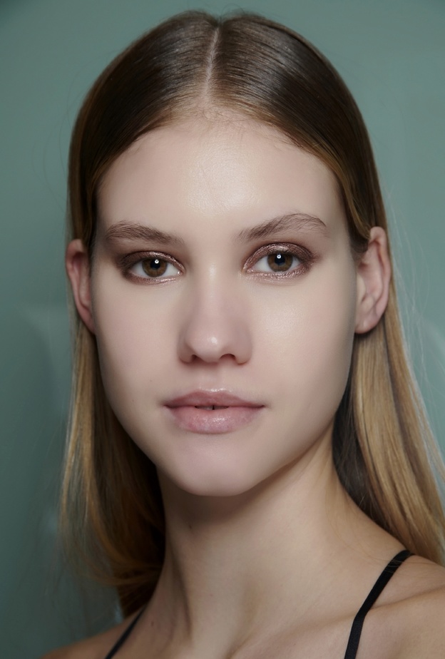 تجنبي ترك الرؤوس البيضاء لأنها تسبب بندوب عميقة بالبشرة