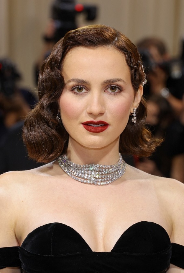 تسريحات شعر لا تبطل موضتها مع قصّة الكاريه للصبايا صاحبات الوجه الصغير بأسلوب Maude Apatow