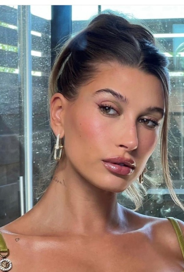 خطوات مكياج ناعم جريء باللون الأخضر على طريقة Hailey Bieber - الصورة من حسابها على انستغرام
