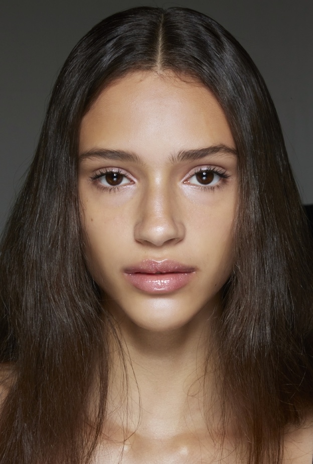 رسمات مكياج غلوسي  لماع من وحي دار Coperni