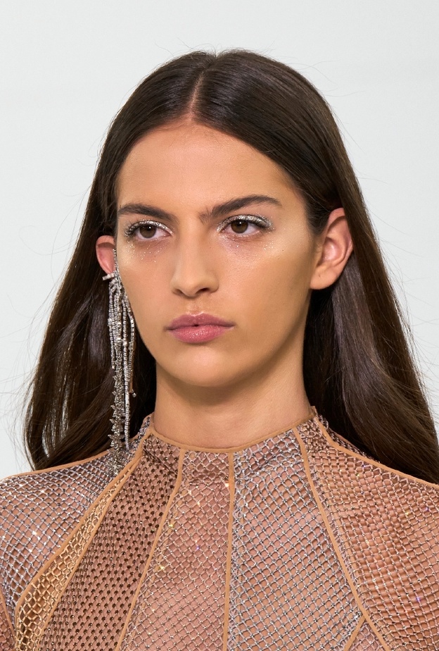 صيحات المكياج المعدني مع الحبيبات البراقة من دار Fendi