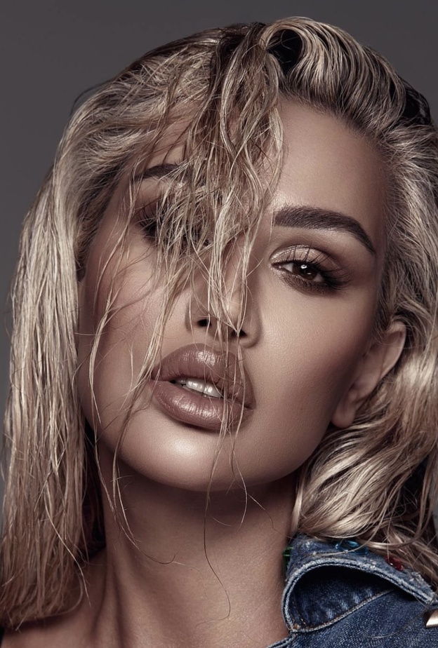 صيحات مكياج عصرية باللون البرونزي على طريقة ماياي دياب - الصورة من حسابها على انستغرام