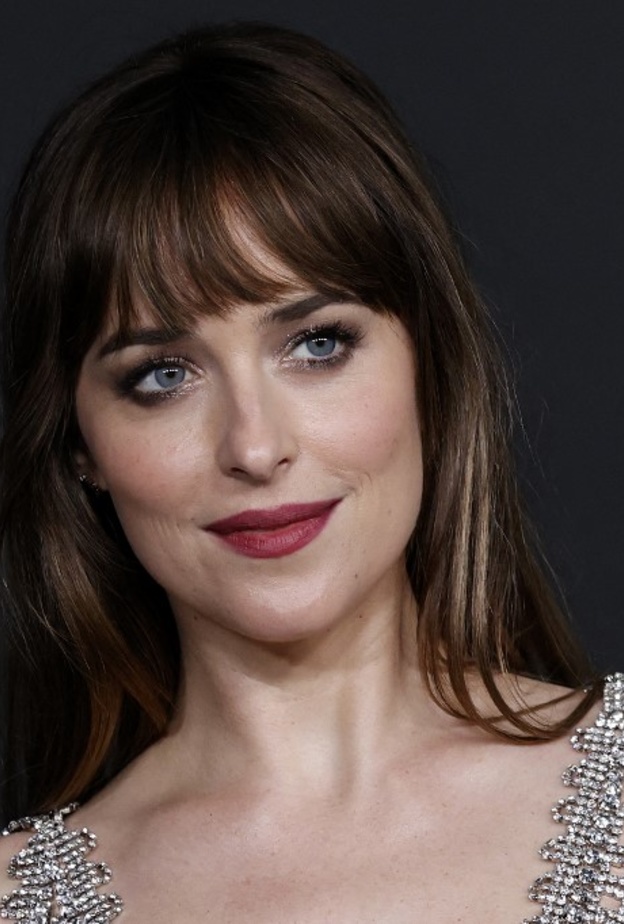 طريقة تطبيق الظلال الغليتر ومكياج لتكبير رسمة بأسلوب Dakota Johnson