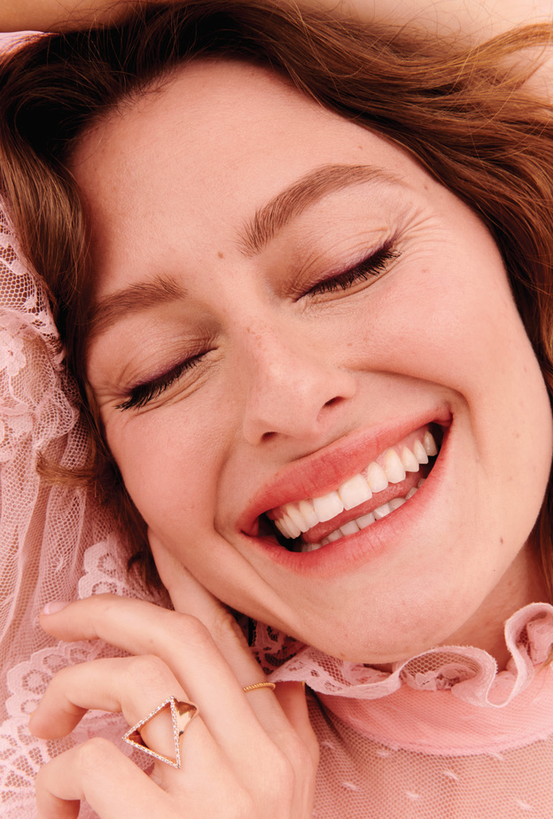 تألّقي بحواجب كثيفة وطبيعيّة مع Benefit Cosmetics