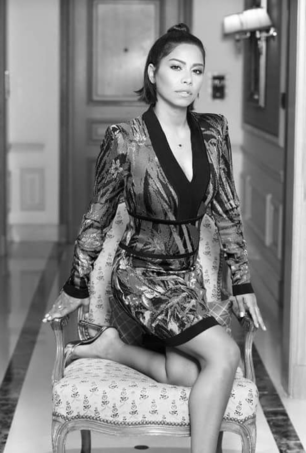 شيرين بصورة لافتة بفستان قصير بقصةٍ ضيقة