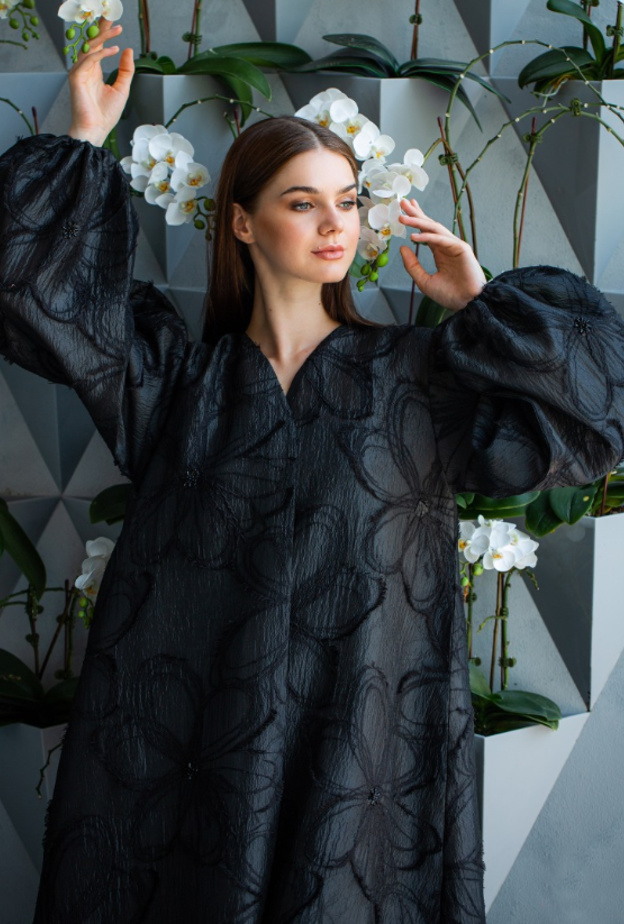 البروكار الفاخر بعباية سوداء راقية بالأكمام المنفوخة من Dmanteau