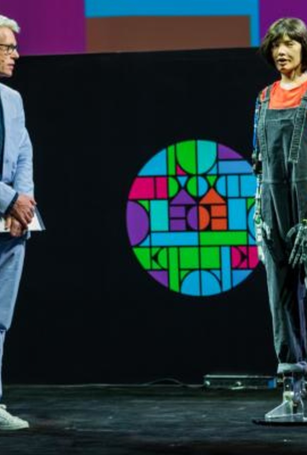 أول فنانة روبوت باستخدام تقنية الذكاء الاصطناعي