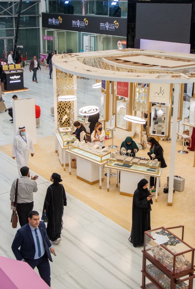 20 مصممة إماراتية يخطفن أنظار زوار اليوبيل الذهبي للشرق الأوسط للساعات والمجوهرات