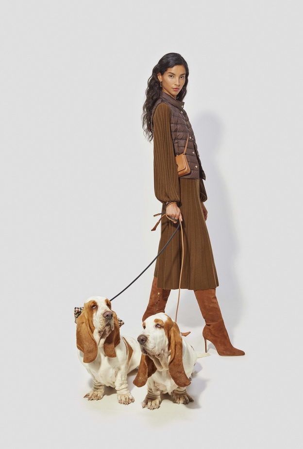 تصاميم لافتة بألوان ترابية مميّز من مجموعة الخريف الخاصة ب Carolina Herrera