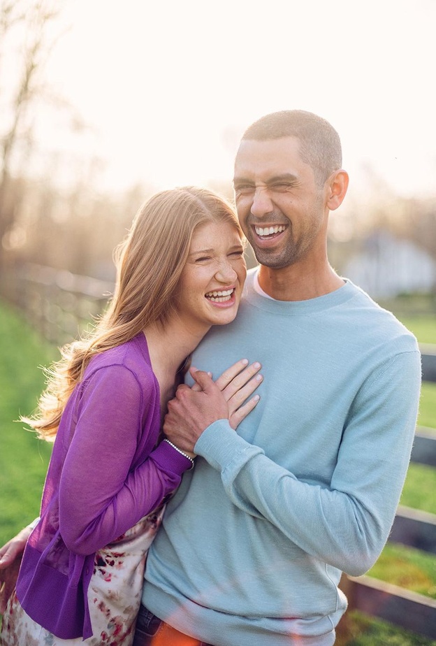 نايل نصار يحتفل برومانسية مع زوجته جينيفر غيتس