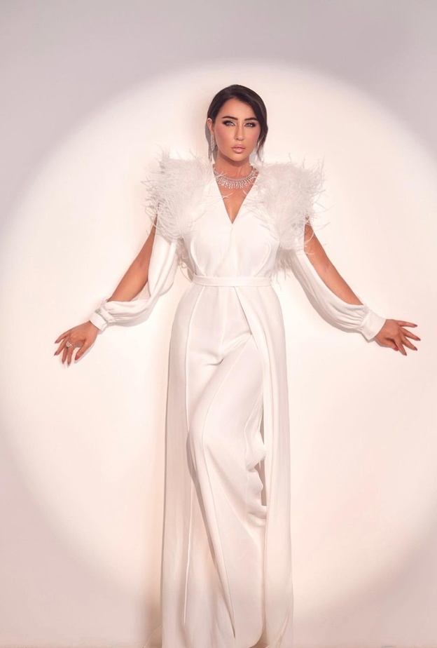 للمرأة الخمسينية .. تنسيقات أزياء أنيقة لمختلف المناسبات على خطى رابعة الزيات