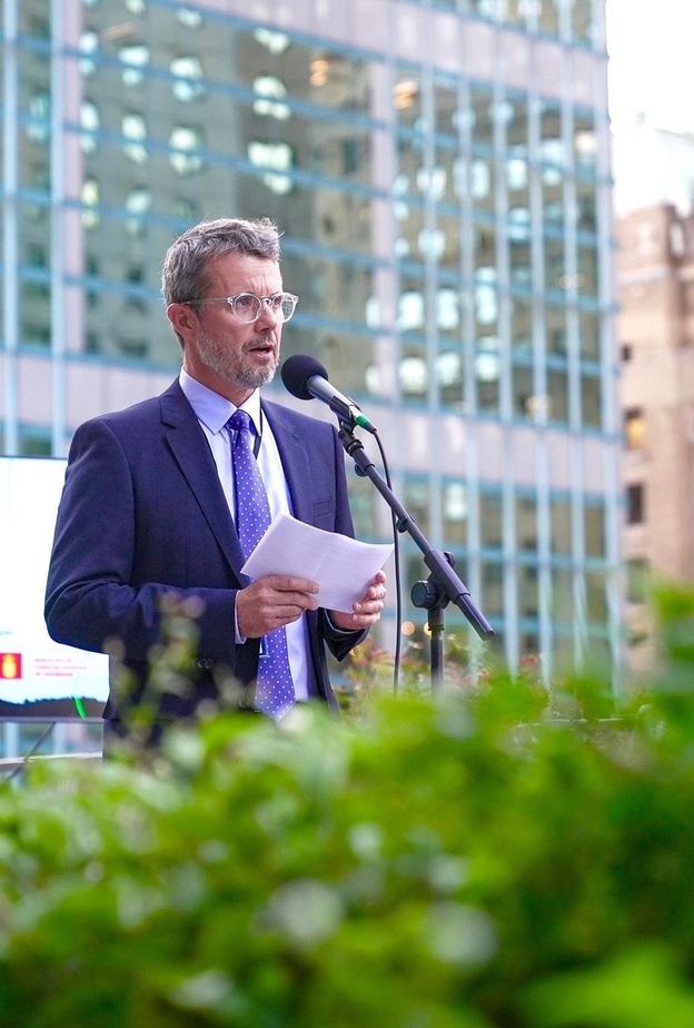 ولي عهد الدنمارك يخرج عن صمته بعد قرار والدته بتجريد أحفادها من ألقابهم