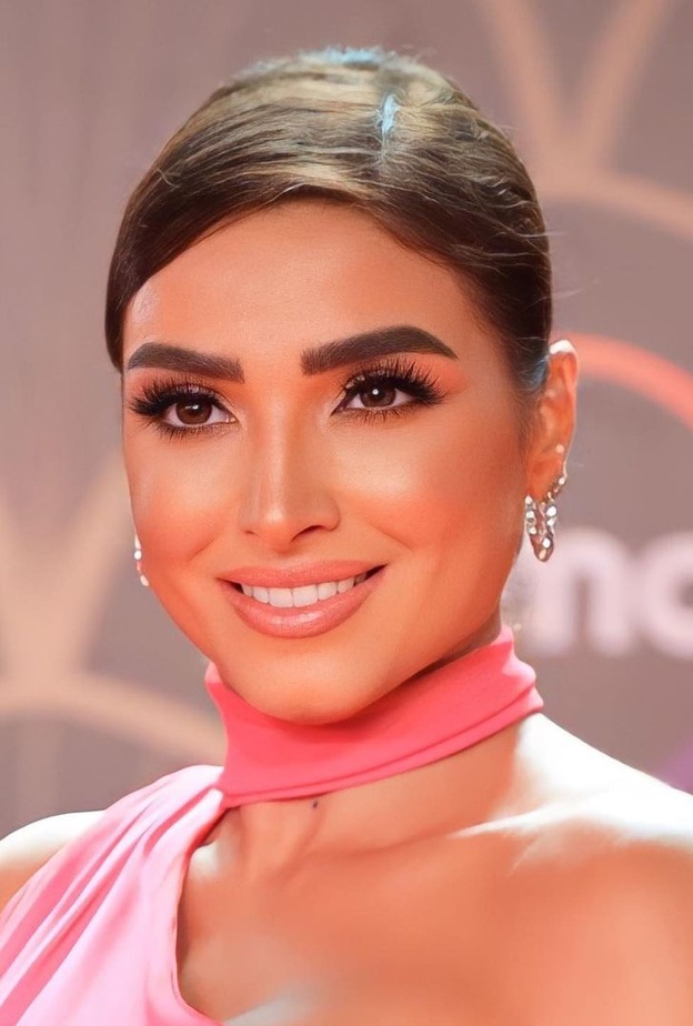 حيل مكياج تجعلك جذابة في عمر الخمسينات من وحي إطلالات روجينا