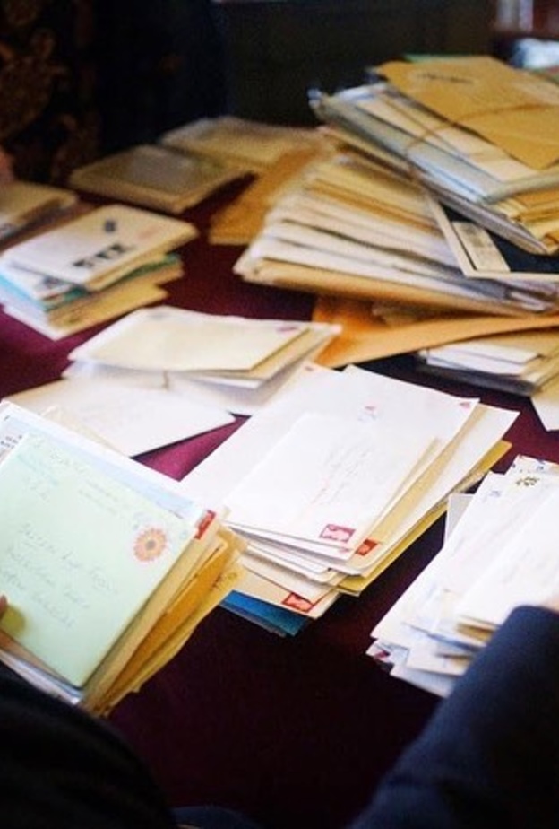 لهذا السبب.. 50 ألف خطاب تصل إلى قصر باكنغهام والرد قريبا