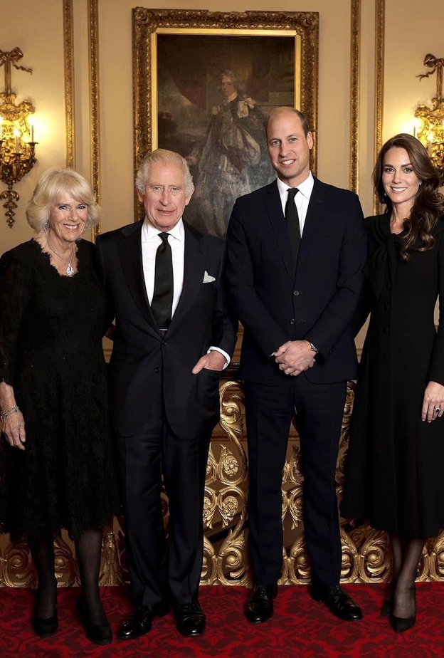 تفاصيل الصورة الجديدة للملك تشارلز الثالث وولي عهده