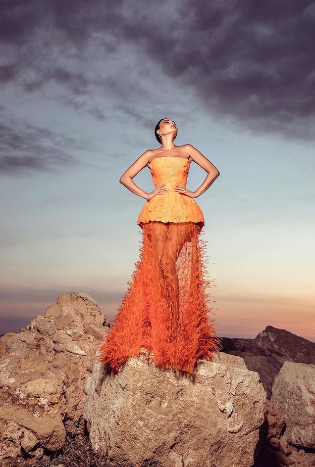 سيرين عبدالنور في فستان جريء ولافت باللّون البرتقالي من توقيع رامي قاضي