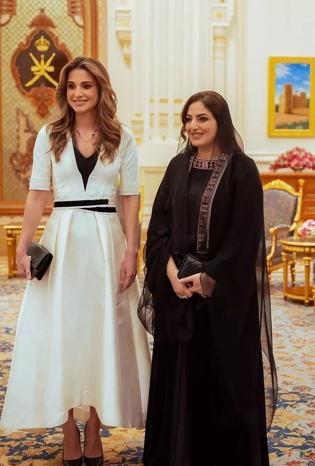 الملكة رانيا بفستان أبيض ميدي أنيق في زياراتها لمسقط