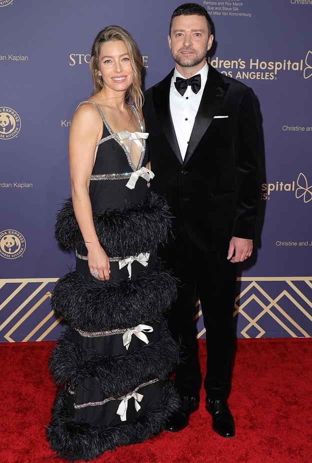 إطلالة سابقة لافتة لJessica Biel بفستان ميتاليكي ذهبي أنيق