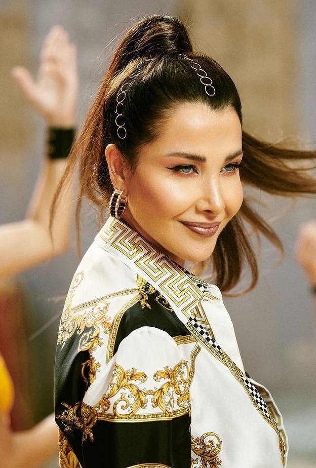 صيحات جمالية اعتمدتها نانسي عجرم في كليبها "على شانك" وطريقة التألق بها