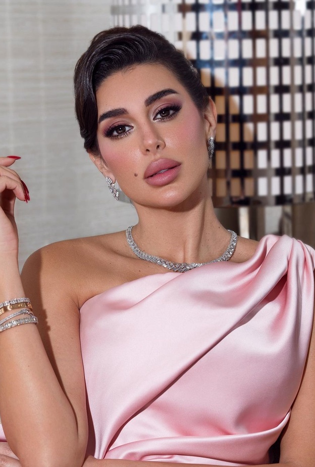 ياسمين صبري تتألق بصيحة المكياج الوردي في شهر اكتوبر