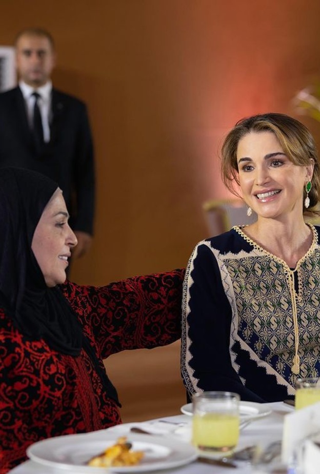 الملكة رانيا بأجدد إطلالة لها تختار زي تراثي كحلي مطرز بالذهبي