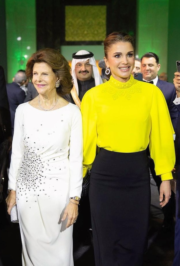 الملكة رانيا في إطلالة لافتة بقميص باللّون الأصفر من Andrew Gn