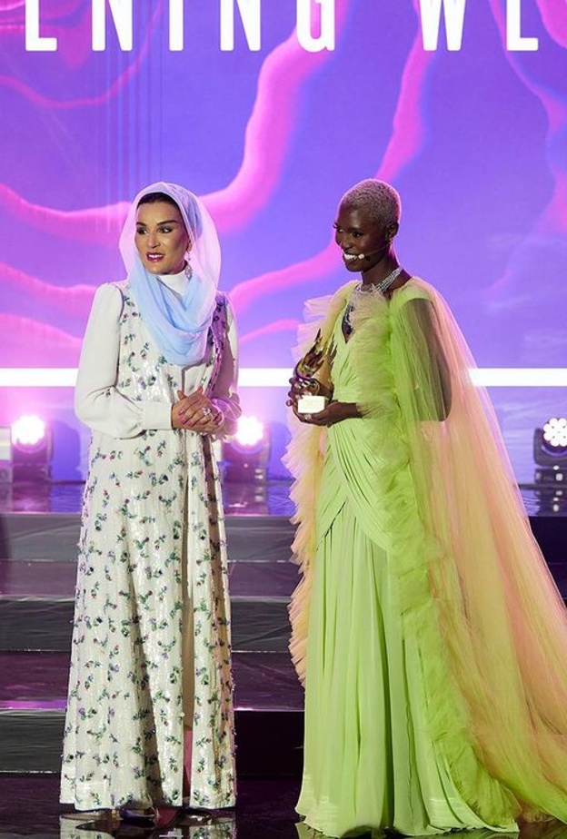 الشيخة موزة بإطلالة لافتة بجيليه طويل بهيئة عبايا بالأبيض والأزرق من Armani Prive haute couture 