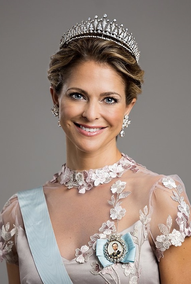 قطع مجوهرات لا مثيل لها تألق بها أبناء ملكات وملوك أوروبا