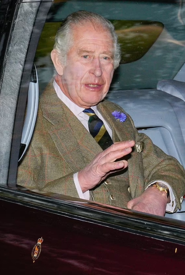 الملك تشارلز يظهر متأثرا أثناء تحيته للجمهور في أحدث ظهور له في بالمورال