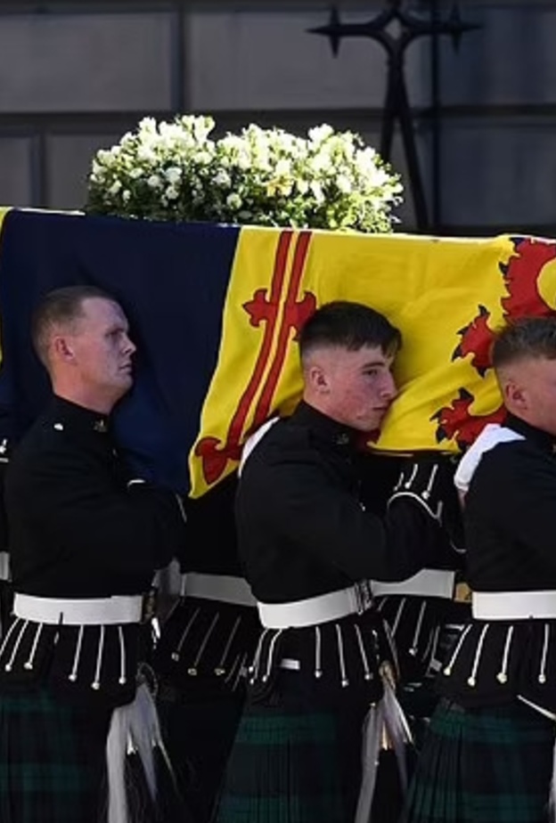 الملك تشارلز يعود إلى بالمورال لتوجيه الشكر لحراس الملكة الراحلة