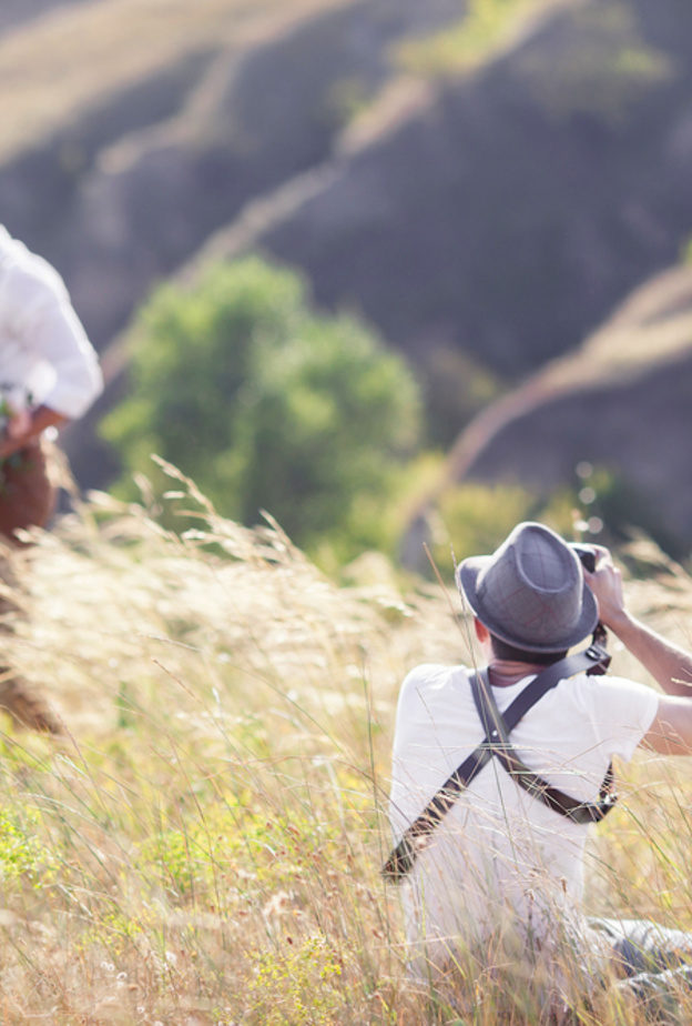 إعداد المعدات اللازمة لتصوير حفل الزفاف