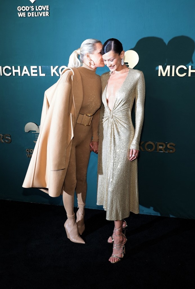 منافسة على الأناقة بين بيلا حديد ووالدتها يولاندا في أحدث إطلالة لهما معاً 