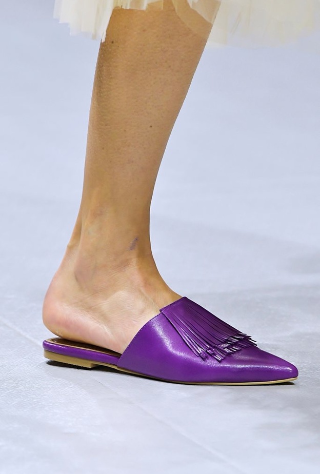 7 خشبات عرض شهدت خطى بالكعب المسطح لموسم خريف وشتاء 2022