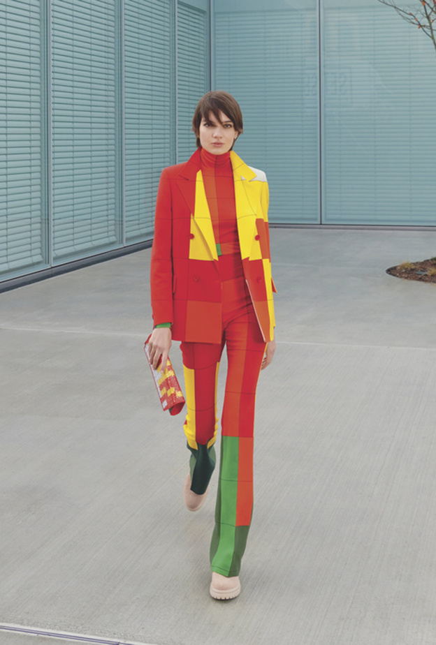 تنسيق البرتقالي الأصفر مع الأخضر بأسلوب الألوان المتضاربة من Akris