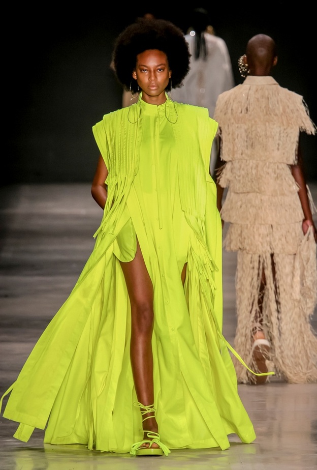 7 عروض سطعت فيها الألوان الفلورية لموسم خريف وشتاء 2022