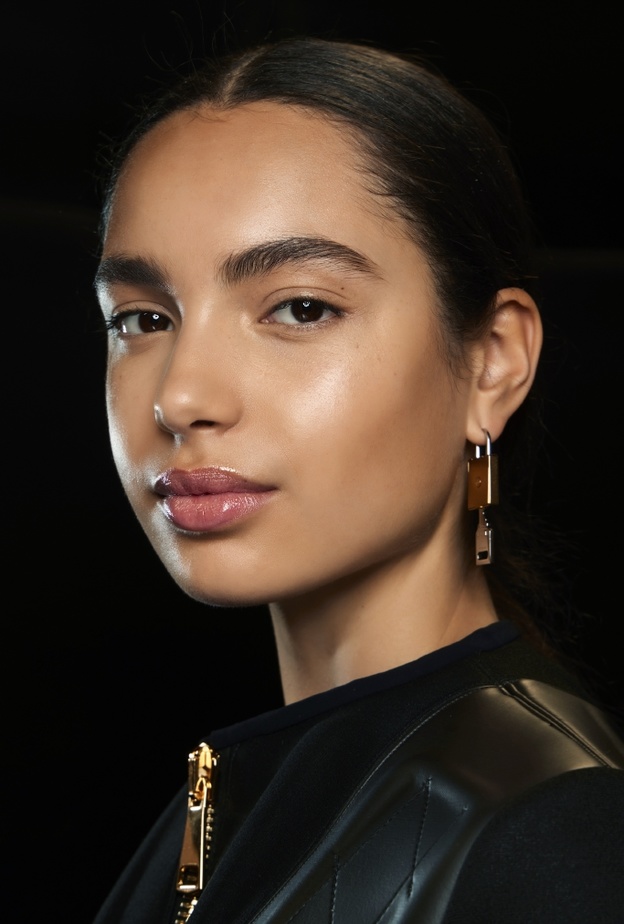 Balmain  المكياج المناسب للبشرة الزيتونية من الشفاه الى العيون عارضة دار