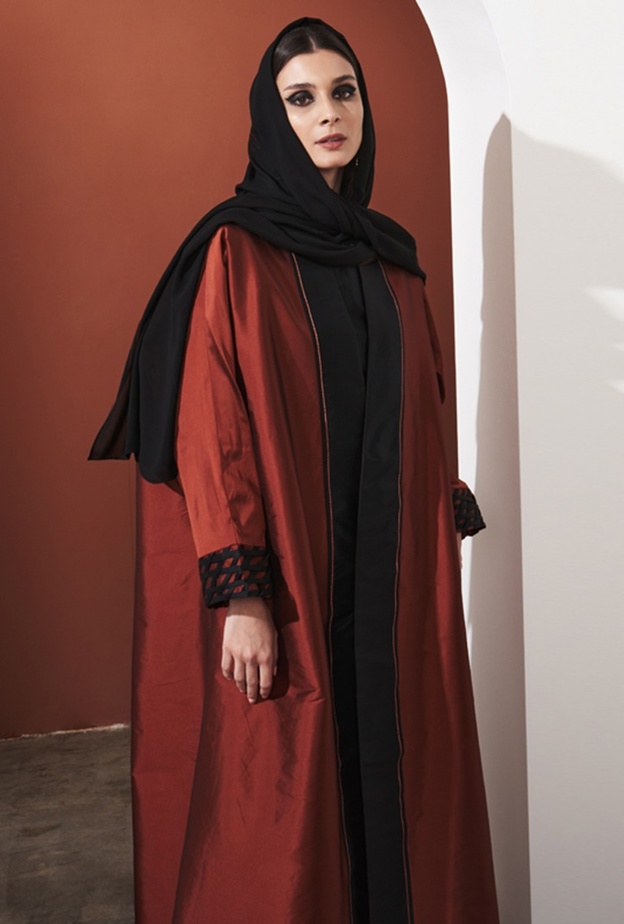 زخرفات راقية بالأسود زيّنت أكمام العباية الأنيقة باللون الأحمر من Blanc 8.3