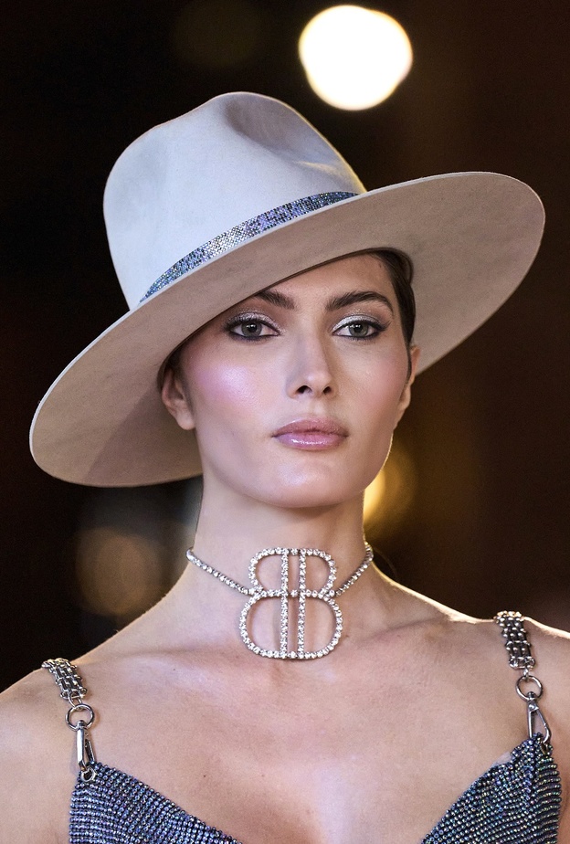 إطلالات جمالية من صيحات خريف 2022 ..إعتمديها بهذه الطرق