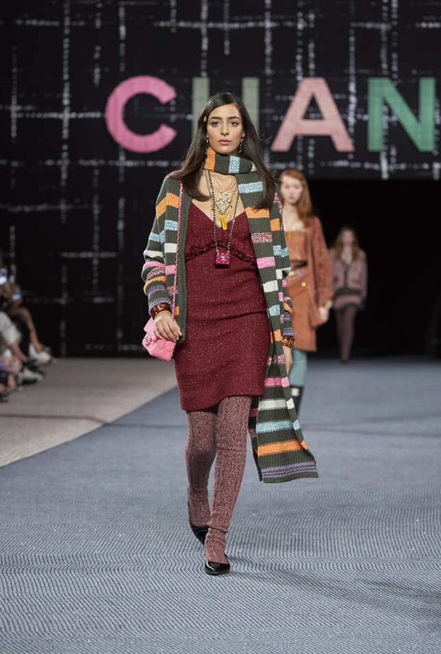 فستان صوف لافت ميدي باللّون البرغندي من CHANEL